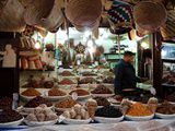 Faire son marché dans les souks de la Médina à Fes, Maroc