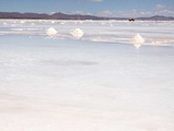 Dans le salar d’Uyuni, le plus grand désert de sel au monde