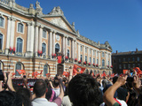 « En France aussi » – Place du Capitole en rouge et noir