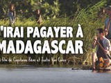 Deux aventuriers français construisent un radeau pour descendre une rivière à Madagascar