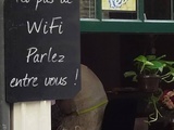 Ici, pas de Wifi. Parlez entre vous ! Bienvenue dans le monde réel