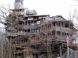 Il a construit la plus grande cabane du monde