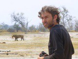 Il parcourt le monde entier à la rencontre des animaux sauvages dans les endroits les plus reculés