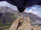 Il passe en wingsuit par un trou de 2m60 à 200 km/h