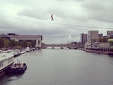 Il traverse la Seine sur un fil