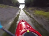 Kayak dans un fossé de drainage