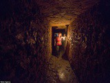 L’américaine Alison Teal surf pour la première fois dans les catacombes de Paris
