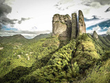 Nouveau vol spectaculaire réussi en wingsuit de Jeb Corliss à travers une étroite montagne en Chine