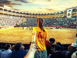 Projet Follow Me – Saison 2 : Il tend la main et photographie de dos sa petite amie autour du monde