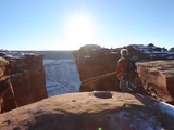 Un saut pendulaire extraordinaire au-dessus d’un canyon