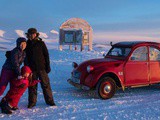Une famille se rend en Citroën 2 cv sur le cercle arctique