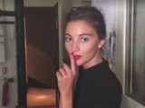 Une parisienne acrobate sur les toits de Paris