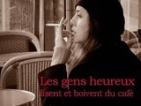 Les gens heureux lisent et boivent du café